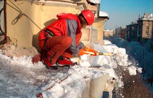 Чистка снега с крыши у одного из домов Щелково